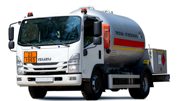 Белый газовоз Mercedes с надписью Огнеопасно на цистерне